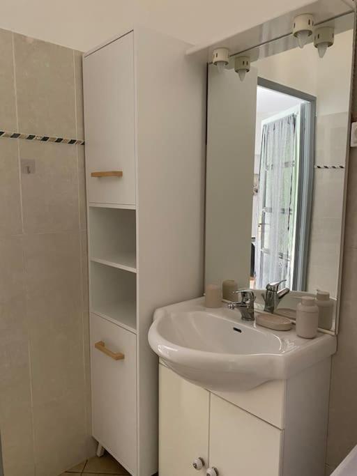 Villa Serenice - F2 Au Calme, Climatise, Wifi Et Parking Gratuit Kültér fotó